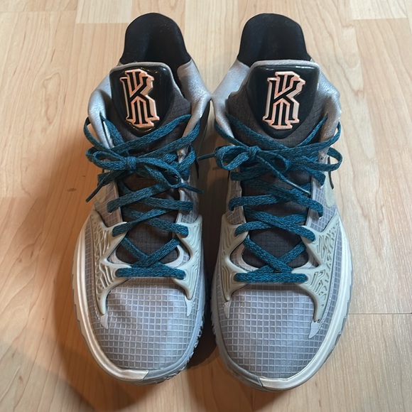 EUC NIKE Kyrie 4 Low Grey Fog size 10.5 men’s (reg $241 brand new) - Picture 2 of 6